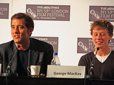 クライヴ・オーウェン（左）と長男役のジョージ・マッケイ（右）