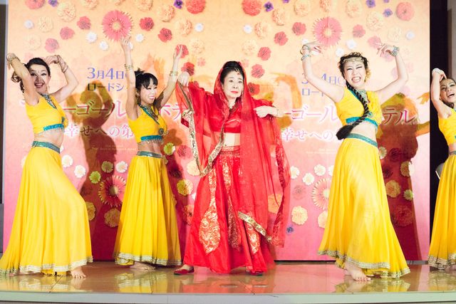 中村玉緒、リチャード・ギア等身大フィギュアにメロメロ！『マリーゴールド・ホテル　幸せへの第二章』イベント写真ギャラリー（7枚目）