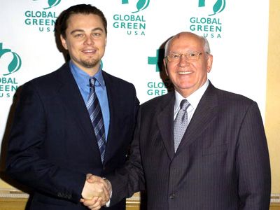 元ソビエト連邦大統領ミハイル・ゴルバチョフ氏と握手するレオナルド・ディカプリオ