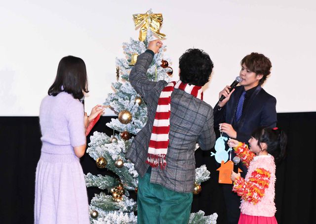 大泉洋ら『グリンチ』吹替キャストが初日舞台に登場！みんなでサンタに願い事（9枚目）