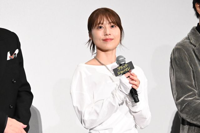 有村架純、華やか純白衣装で魅了！映画『ブラック・ショーマン』完成披露試写会：フォトギャラリー