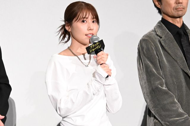 有村架純、華やか純白衣装で魅了！映画『ブラック・ショーマン』完成披露試写会（4枚目）