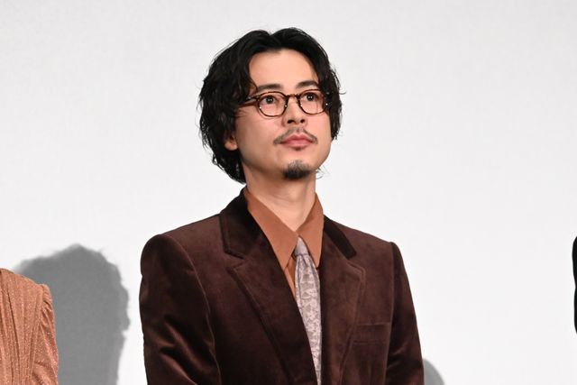 有村架純、華やか純白衣装で魅了！映画『ブラック・ショーマン』完成披露試写会（6枚目）