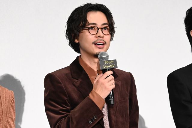 有村架純、華やか純白衣装で魅了！映画『ブラック・ショーマン』完成披露試写会（7枚目）