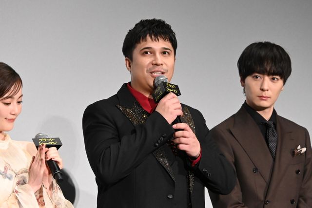 有村架純、華やか純白衣装で魅了！映画『ブラック・ショーマン』完成披露試写会（11枚目）