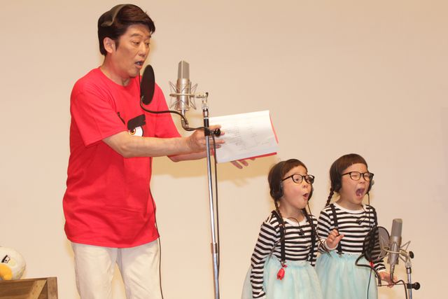 坂上忍、かわいすぎる双子にタジタジ!?『アングリーバード』アフレコイベント写真ギャラリー：フォトギャラリー