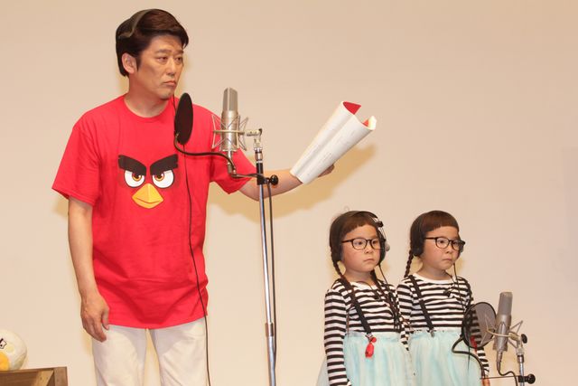 坂上忍、かわいすぎる双子にタジタジ!?『アングリーバード』アフレコイベント写真ギャラリー（2枚目）