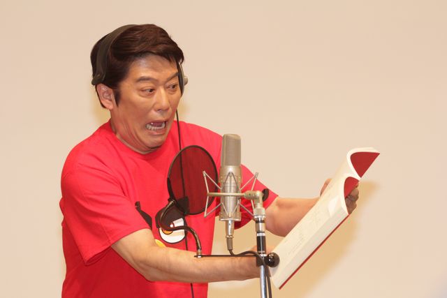 坂上忍、かわいすぎる双子にタジタジ!?『アングリーバード』アフレコイベント写真ギャラリー（4枚目）