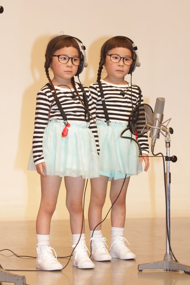 坂上忍、かわいすぎる双子にタジタジ!?『アングリーバード』アフレコイベント写真ギャラリー（6枚目）