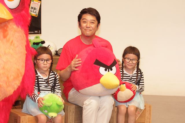 坂上忍、かわいすぎる双子にタジタジ!?『アングリーバード』アフレコイベント写真ギャラリー（7枚目）