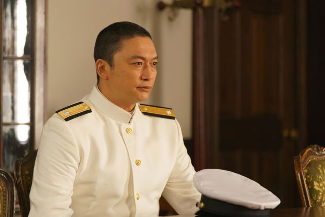 香取慎吾の真剣な表情…！「太平洋戦争80年・特集ドラマ　倫敦（ロンドン）ノ山本五十六」より（3枚目）