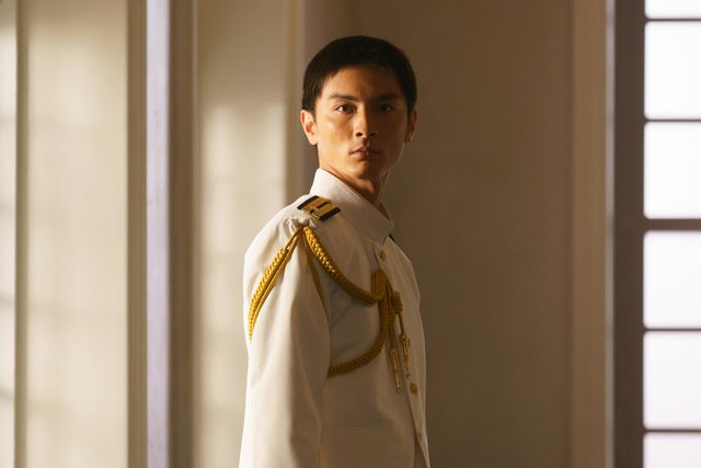 香取慎吾の真剣な表情…！「太平洋戦争80年・特集ドラマ　倫敦（ロンドン）ノ山本五十六」より（8枚目）