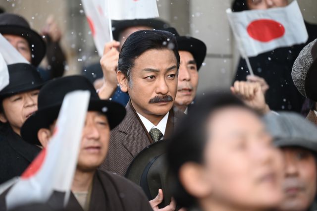 香取慎吾の真剣な表情…！「太平洋戦争80年・特集ドラマ　倫敦（ロンドン）ノ山本五十六」より（9枚目）