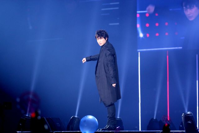 綾野剛、TGCの会場をヤンキー歩きで横断！　客席にメンチで主演作をアピール　画像ギャラリー：フォトギャラリー