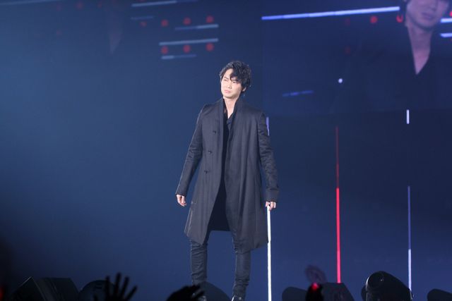 綾野剛、TGCの会場をヤンキー歩きで横断！　客席にメンチで主演作をアピール　画像ギャラリー（2枚目）