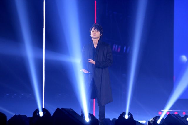 綾野剛、TGCの会場をヤンキー歩きで横断！　客席にメンチで主演作をアピール　画像ギャラリー（3枚目）