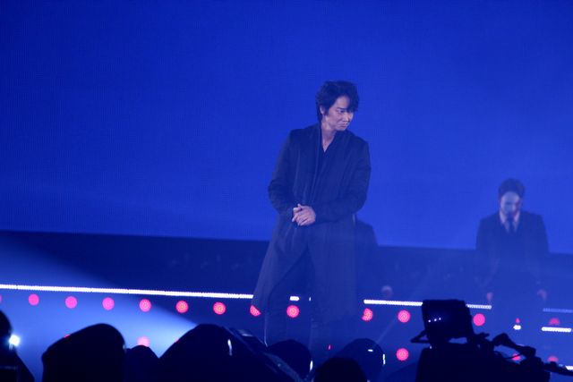 綾野剛、TGCの会場をヤンキー歩きで横断！　客席にメンチで主演作をアピール　画像ギャラリー（4枚目）