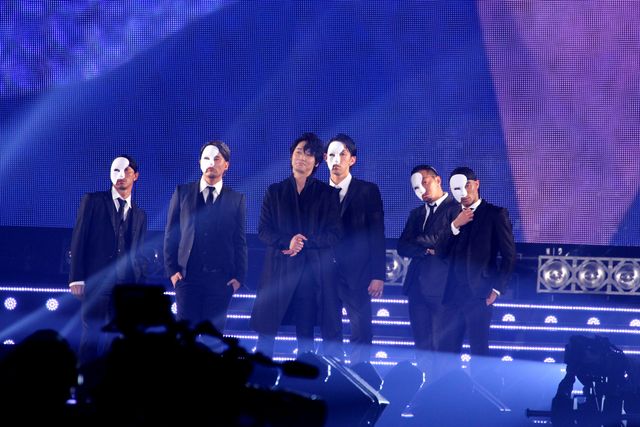 綾野剛、TGCの会場をヤンキー歩きで横断！　客席にメンチで主演作をアピール　画像ギャラリー（5枚目）