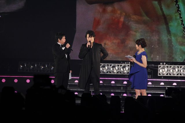 綾野剛、TGCの会場をヤンキー歩きで横断！　客席にメンチで主演作をアピール　画像ギャラリー（6枚目）