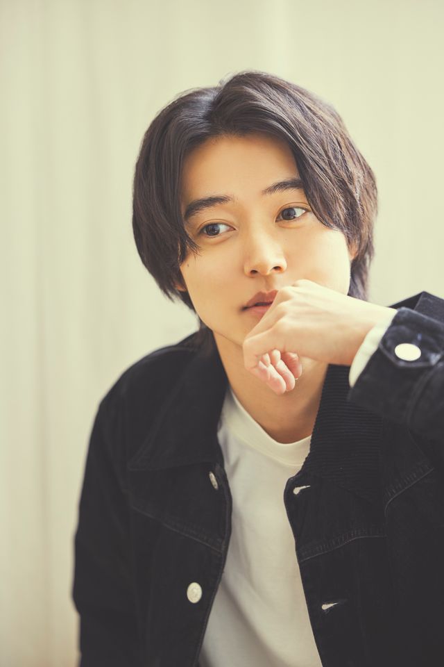 山崎賢人が美しい手印を披露！インタビューカット＜7枚＞（2枚目）