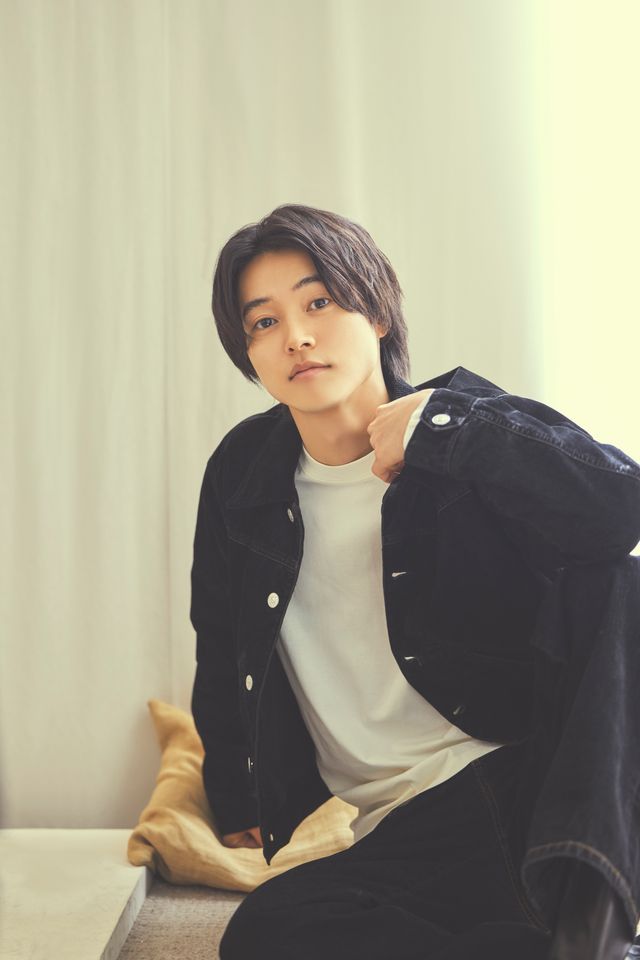 山崎賢人が美しい手印を披露！インタビューカット＜7枚＞（3枚目）