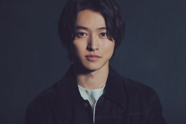 山崎賢人が美しい手印を披露！インタビューカット＜7枚＞（7枚目）