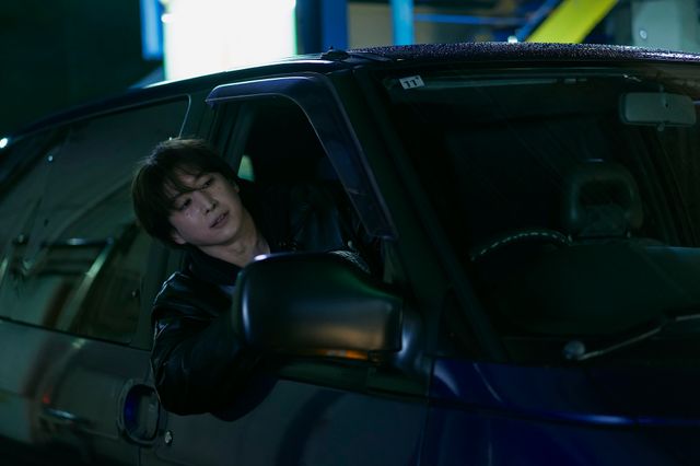黒髪の佐久間大介が“夜の世界で生きる危うい男”に！『ナイトフラワー』場面写真：フォトギャラリー