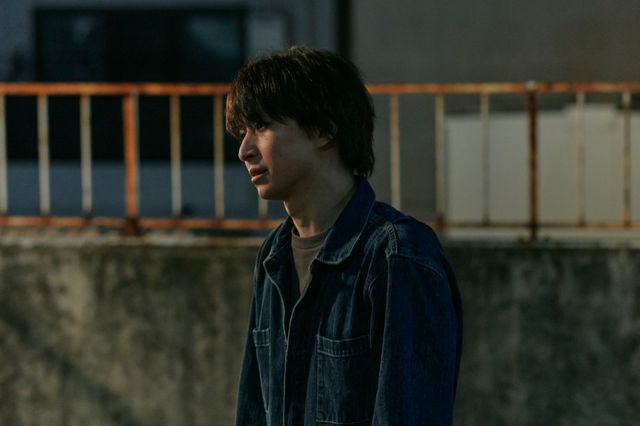 黒髪の佐久間大介が“夜の世界で生きる危うい男”に！『ナイトフラワー』場面写真（4枚目）