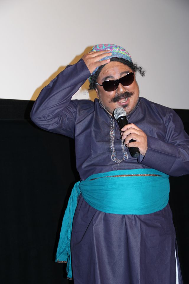 カレー＆ビール飲み放題の大盤振る舞い！　世界初の映画上映イベントに芋洗坂係長も大興奮　画像ギャラリー：フォトギャラリー