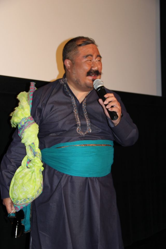 カレー＆ビール飲み放題の大盤振る舞い！　世界初の映画上映イベントに芋洗坂係長も大興奮　画像ギャラリー（2枚目）