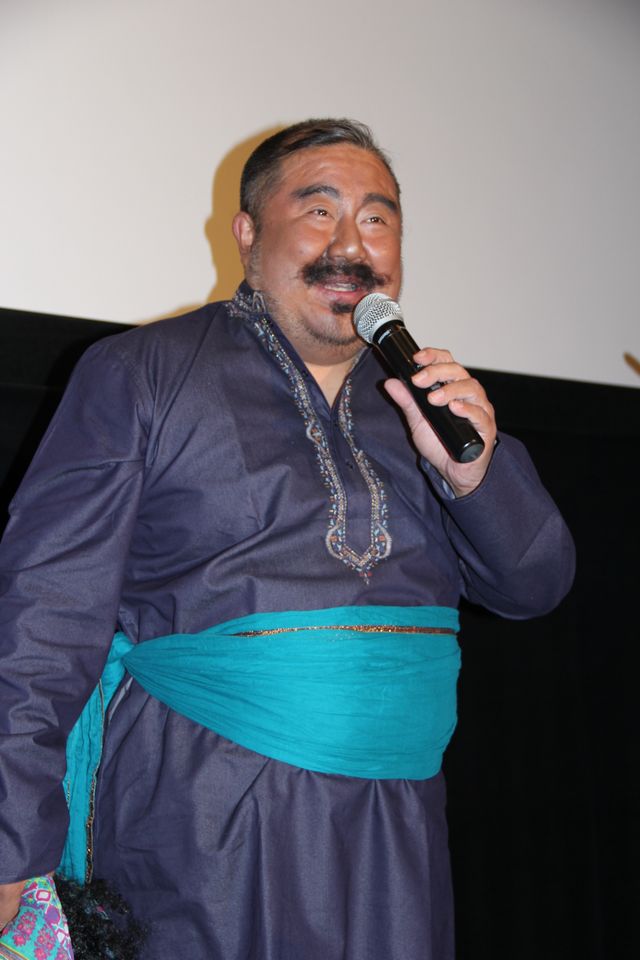 カレー＆ビール飲み放題の大盤振る舞い！　世界初の映画上映イベントに芋洗坂係長も大興奮　画像ギャラリー（3枚目）