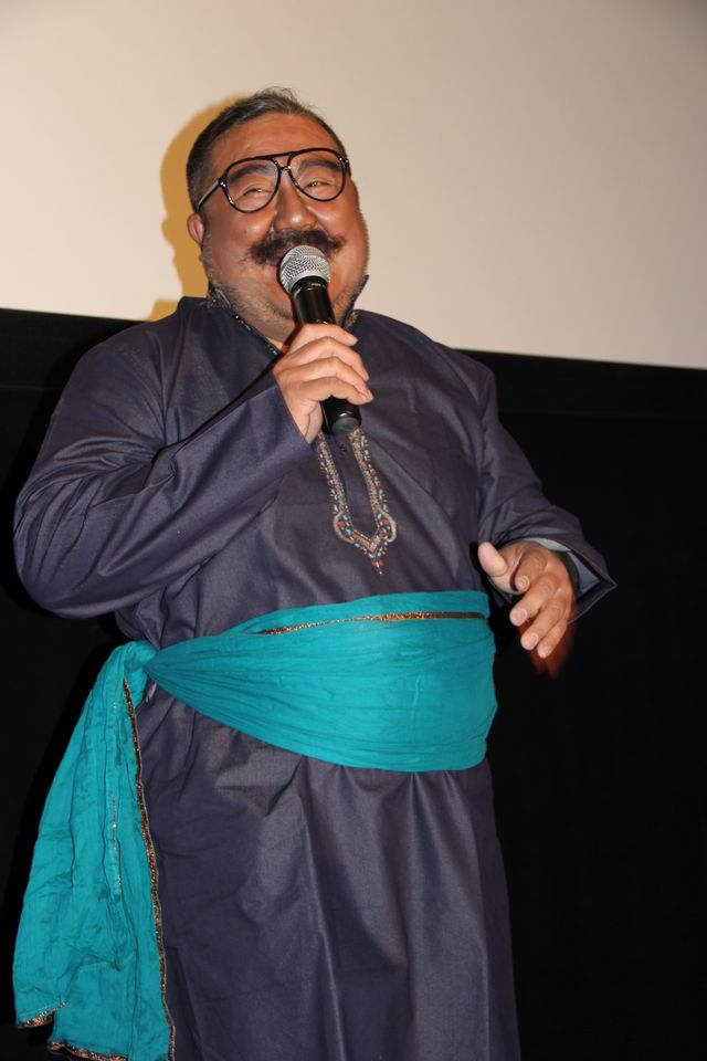 カレー＆ビール飲み放題の大盤振る舞い！　世界初の映画上映イベントに芋洗坂係長も大興奮　画像ギャラリー（4枚目）