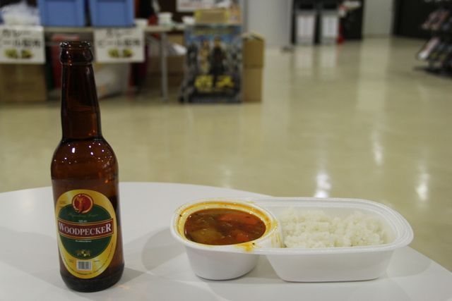 カレー＆ビール飲み放題の大盤振る舞い！　世界初の映画上映イベントに芋洗坂係長も大興奮　画像ギャラリー（9枚目）