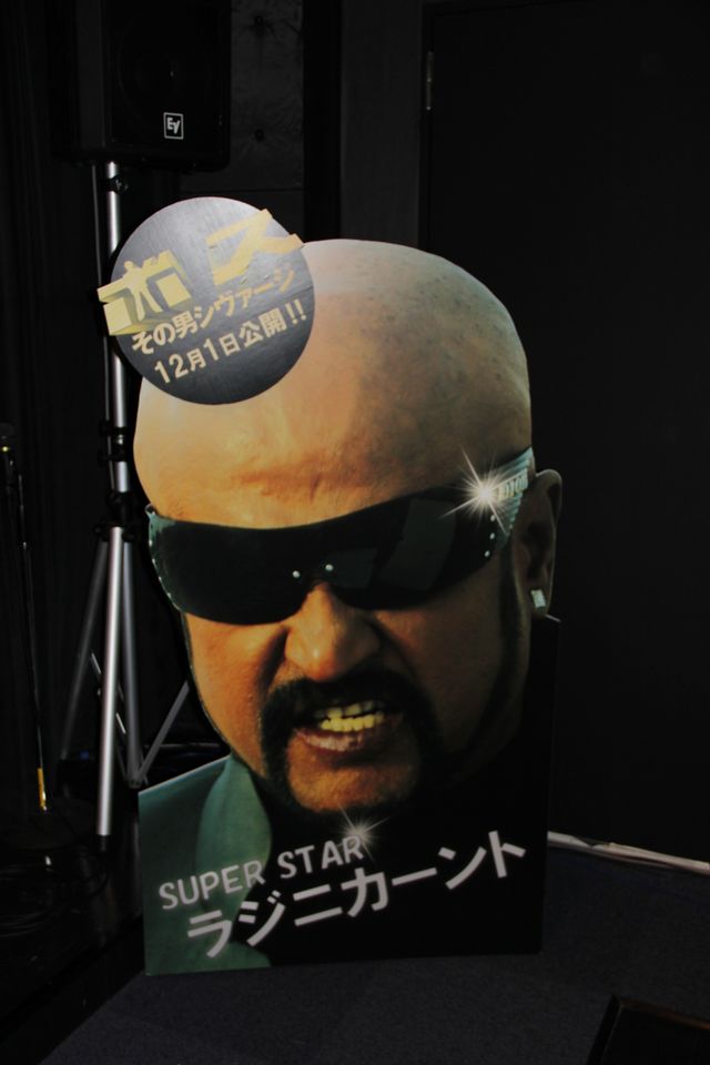 カレー＆ビール飲み放題の大盤振る舞い！　世界初の映画上映イベントに芋洗坂係長も大興奮　画像ギャラリー（10枚目）