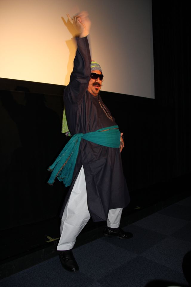 カレー＆ビール飲み放題の大盤振る舞い！　世界初の映画上映イベントに芋洗坂係長も大興奮　画像ギャラリー（12枚目）