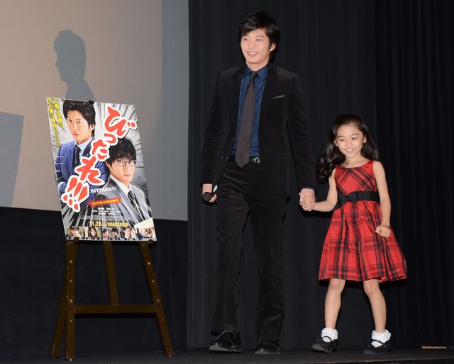 登場は仲良く手をつないで…田中圭＆娘役の岩崎未来！森カンナも出席した『劇場版　びったれ!!!』初日舞台あいさつ【フォトギャラリー】：フォトギャラリー