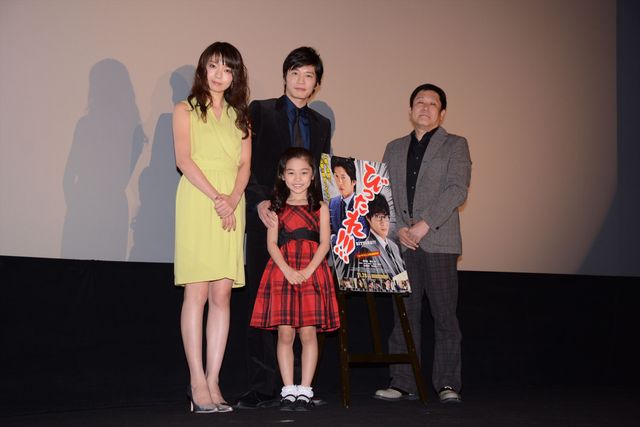 登場は仲良く手をつないで…田中圭＆娘役の岩崎未来！森カンナも出席した『劇場版　びったれ!!!』初日舞台あいさつ【フォトギャラリー】（11枚目）