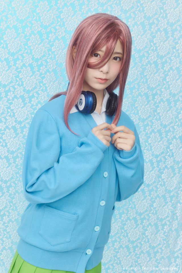 小西夏菜実 日向坂46 五等分の花嫁 舞台 アクリルスタンド 小西夏菜実（日向坂46）扮する中野一花。 - カラフルな景色を