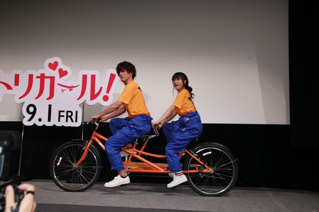 リケジョ＆リケダンルックの土屋太鳳＆間宮祥太朗、自転車で登場！：フォトギャラリー