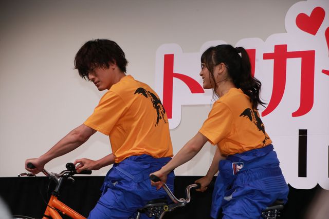 リケジョ＆リケダンルックの土屋太鳳＆間宮祥太朗、自転車で登場！（2枚目）
