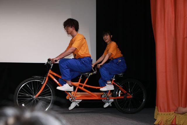リケジョ＆リケダンルックの土屋太鳳＆間宮祥太朗、自転車で登場！（3枚目）