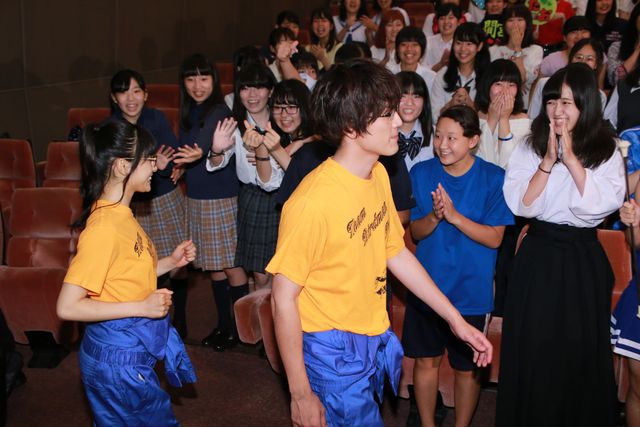 リケジョ＆リケダンルックの土屋太鳳＆間宮祥太朗、自転車で登場！（15枚目）