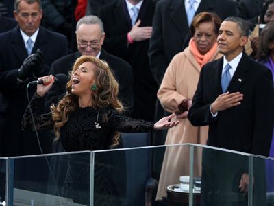 オバマ大統領の就任式で国歌斉唱をするビヨンセ