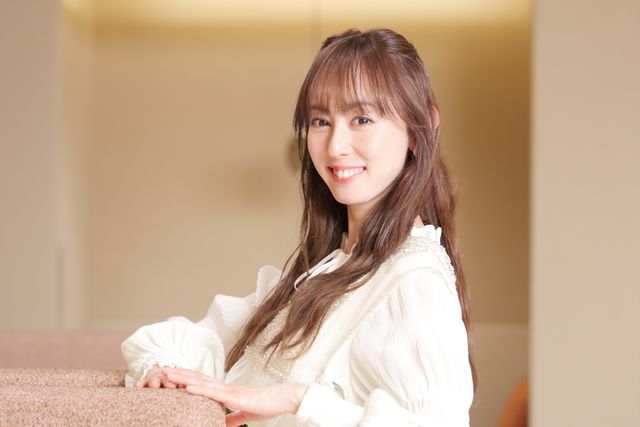 「アギト」25周年、“真魚ちゃん”も大人な女性に！「真アギト展」秋山莉奈インタビュー撮り下ろし写真（2枚目）
