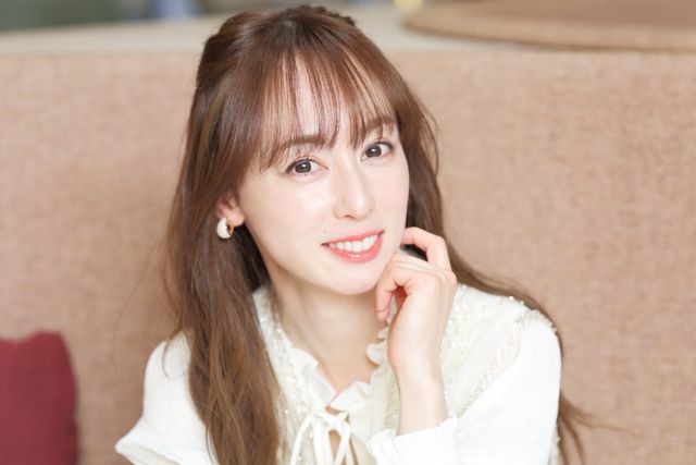 「アギト」25周年、“真魚ちゃん”も大人な女性に！「真アギト展」秋山莉奈インタビュー撮り下ろし写真（8枚目）