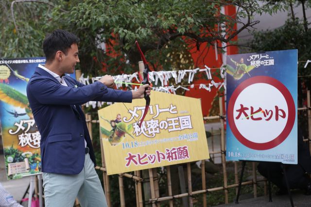 ユージ、アイドルたちの前で決めポーズ！映画『メアリーと秘密の王国』ヒット祈願イベントフォトギャラリー（6枚目）