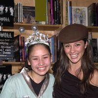 Shiri_and_Fan002.jpg