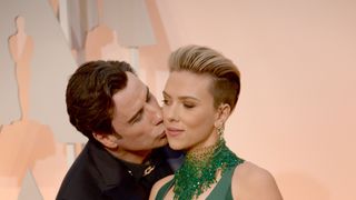 スカヨハ、トラヴォルタにキスされる!ガガのドレスからはタトゥーちらり!