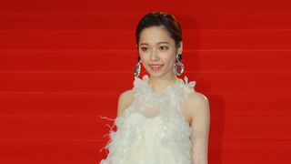ぱるる、白のふわふわドレス！レッドカーペットが大歓声に包まれる！フォトギャラリー2