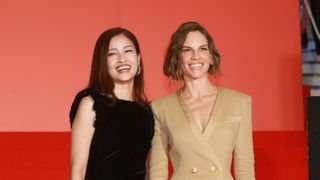 黒木メイサ、憧れのオスカー女優ヒラリー・スワンクに花束贈呈！フォトギャラリー